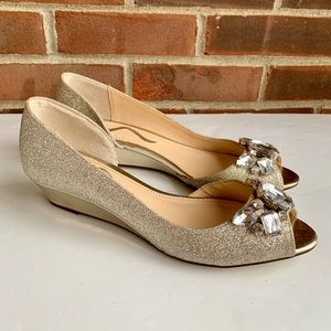 New Nina gold shimmer open toe wedges size 8.5